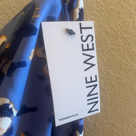 Nine West Blue/Pink Print -Asymmetrical neckline -One short -puff sleeve-2X - Picture 7 of 9